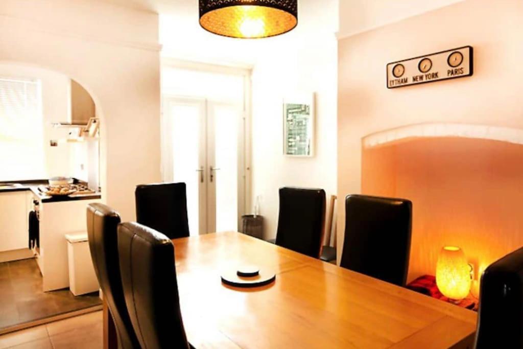 Sunny Seaside Beach House Lytham Centre Sleeps 8 Lytham St Annes Eksteriør billede
