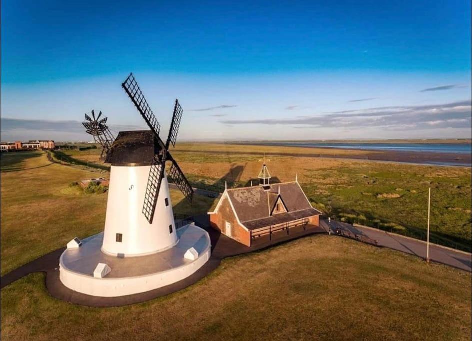 Sunny Seaside Beach House Lytham Centre Sleeps 8 Lytham St Annes Eksteriør billede